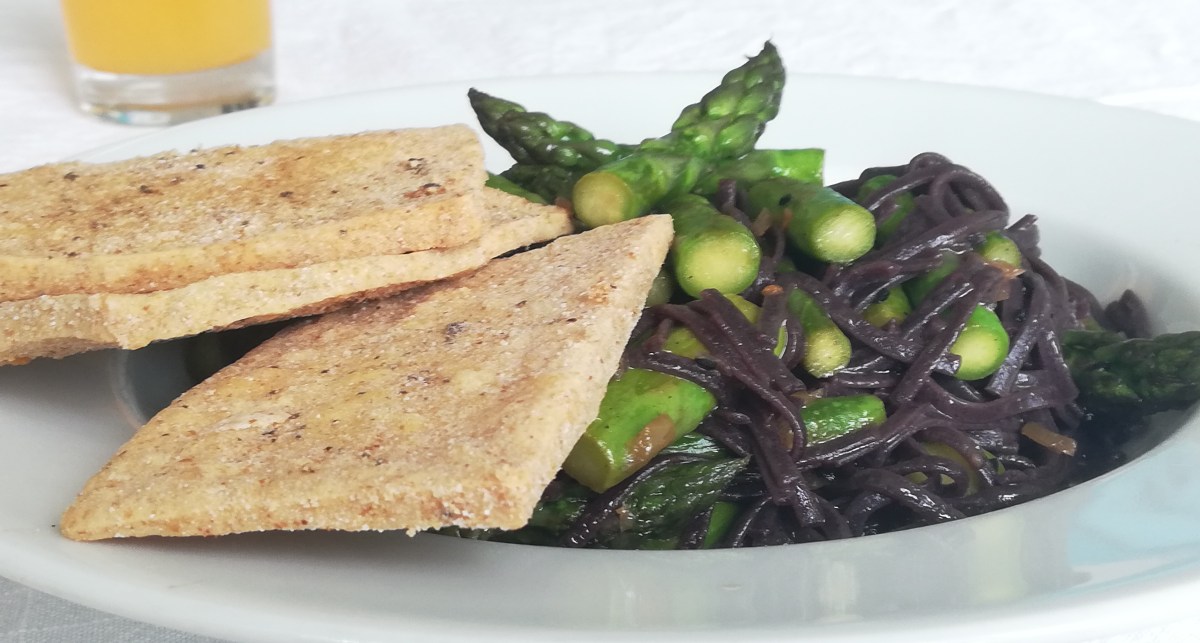 Gebratener Spargel mit Avocado, Tofu und&nbsp;Chilisauce